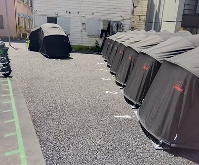 目印のバイク置き場（隣が当ホテル）