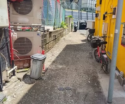 バイク置き場へ向かう道
