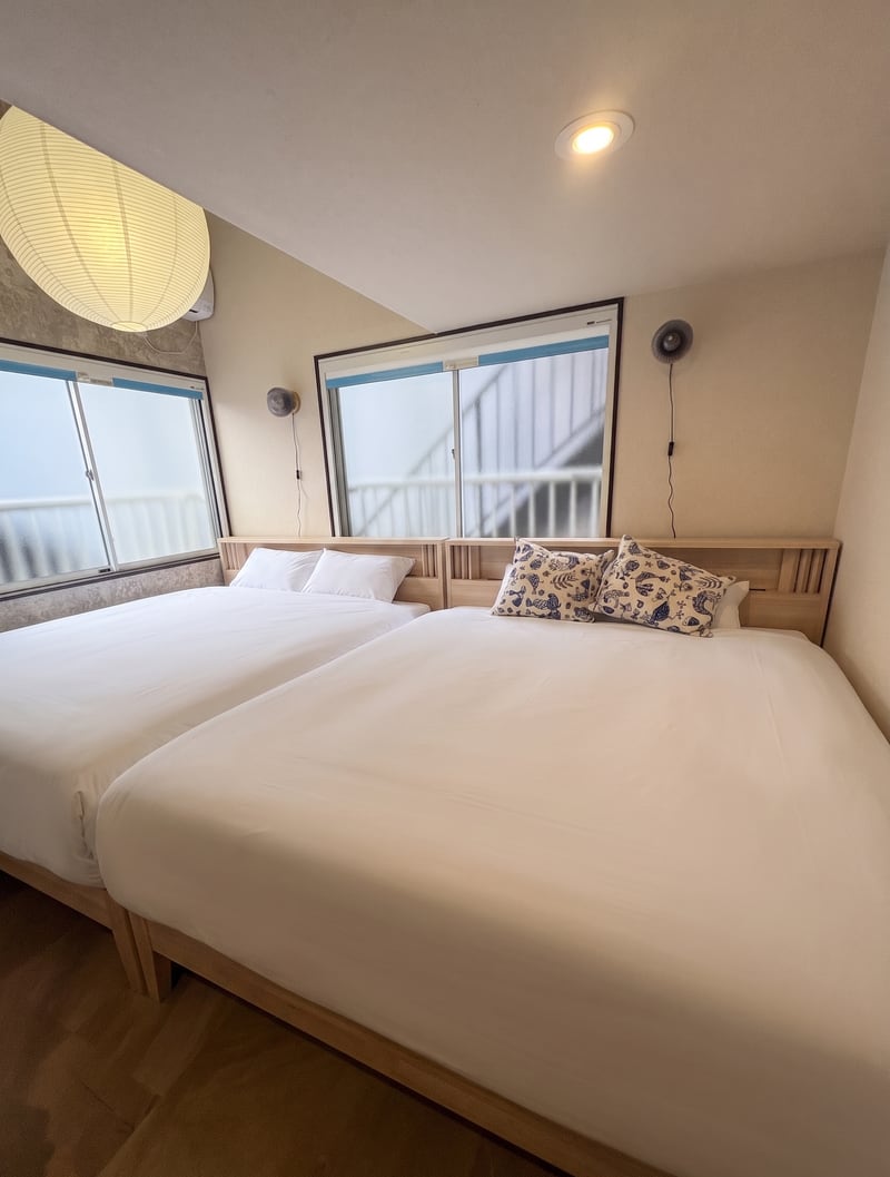 2R 寝室 クイーンベッド — グループでの宿泊に